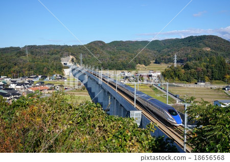 北陸新幹線穿過Uozu鄉村 18656568