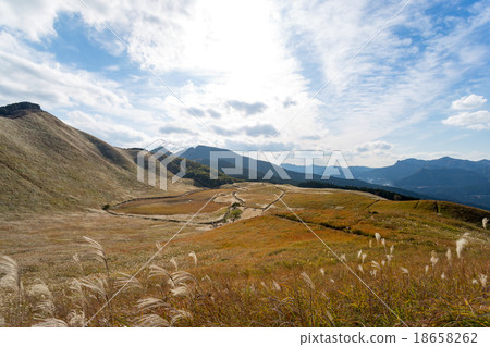 Senji plateau in autumn 18658262