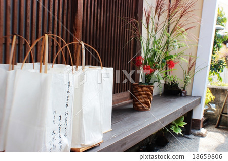 Lantern and flower arrangement in Uchiko-cho, Ehime prefecture 18659806