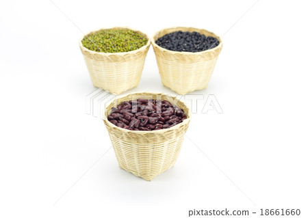 Kidney beans in bamboo basket isolate on white 18661660