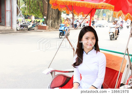 Ao zai woman who was in Hanoi old city 18661978