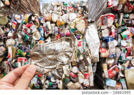 Hand holding aluminum can for recycle 18661995