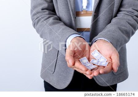 男人的手上有很多郵票 18665174