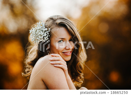 Beautiful bride posing and smiling Beautiful bride posing and smiling 18665250