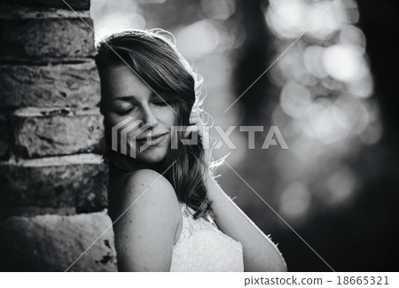 beautiful woman posing 18665321