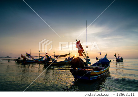 sunset 18668111