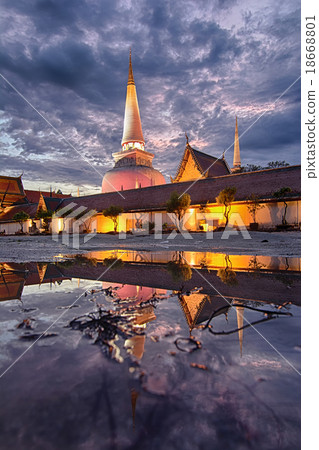 thai pagoda 18668801