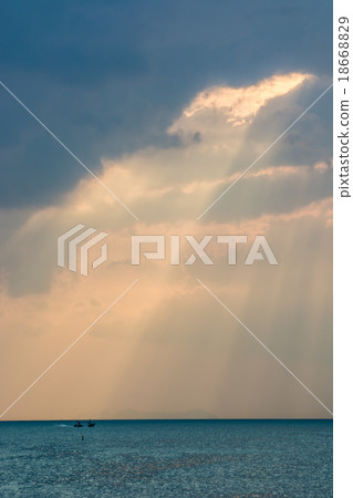 Crepuscular rays Crepuscular rays 18668829