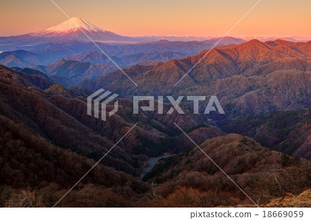 從Tanzawa·Tonodake和南阿爾卑斯山的早晨發出富士山 18669059