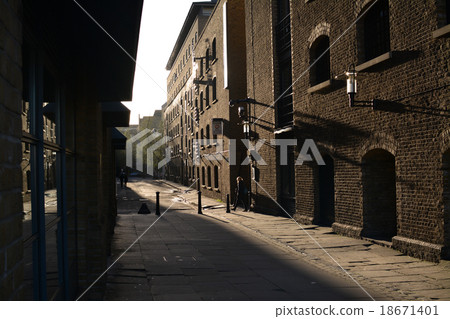 Walking around the city streets of Georgian style buildings Walking around the city streets of Georgian style buildings 18671401