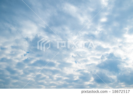 Autumn sky White cloud and blue sky Background material Copy space Character space Cumulus clouds Layered clouds or cumulus clouds or clouds rain clouds Autumn sky White cloud and blue sky Background material Copy space Character space Cumulus clouds Layered clouds or cumulus clouds or clouds rain clouds 18672517
