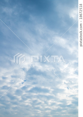 Autumn sky White cloud and blue sky Background material Copy space Character space Cumulus clouds Layered clouds or cumulus clouds or clouds rain clouds 18672518