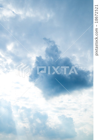 秋天天空白色雲彩和藍天背景材料拷貝空間字符空間積雲層狀雲彩或積雲或云彩雨雲 秋天天空白色雲彩和藍天背景材料拷貝空間字符空間積雲層狀雲彩或積雲或云彩雨雲 18672521