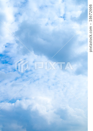 Autumn sky White cloud and blue sky Background material Copy space Character space Cumulus clouds Large cloud image Autumn sky White cloud and blue sky Background material Copy space Character space Cumulus clouds Large cloud image 18672666