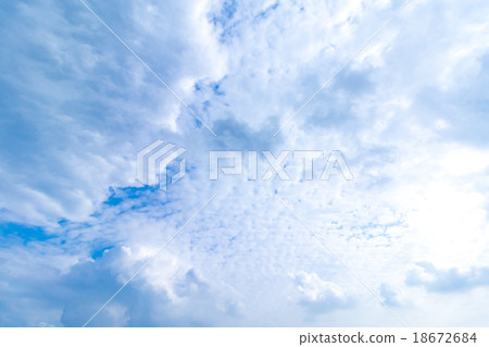 秋天天空白色雲彩和藍天背景材料拷貝空間字符空間積雲大雲彩圖像 18672684