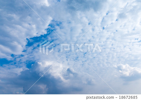 秋天天空白色雲彩和藍天背景材料拷貝空間字符空間積雲大雲彩圖像 18672685