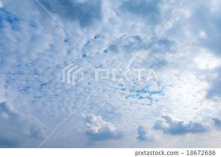 秋天天空白色雲彩和藍天背景材料拷貝空間字符空間積雲大雲彩圖像 18672686