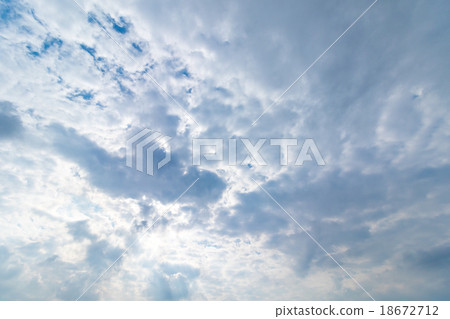 Autumn sky White cloud and blue sky Background material Copy space Character space Cumulus clouds Large cloud image 18672712