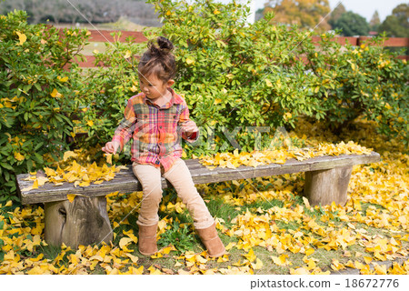 Girls playing with Ginkgo leaves 18672776