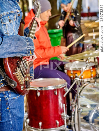 Music street performers with girl violinist  18673285