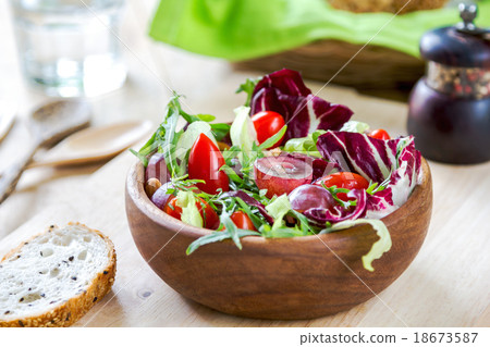 Grape with Radadicchio, Rocket salad 18673587