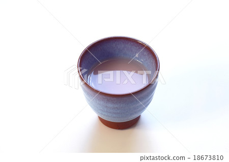 粉紅色的飲料在一杯 粉紅色的飲料在一杯 18673810