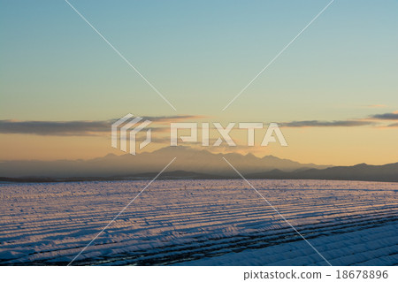 Field of early winter and Yubari mountain land Field of early winter and Yubari mountain land 18678896