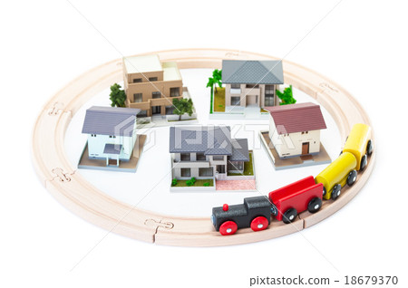 運行在住宅區的玩具機車 18679370