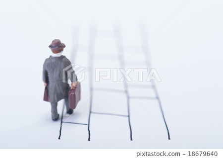 A businessman walking on Amidakuji 18679640