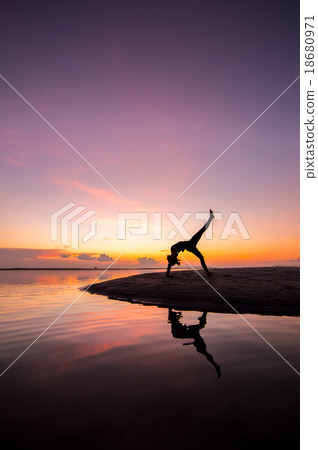 Yoga Yoga 18680971