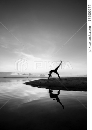 Yoga Yoga 18680975