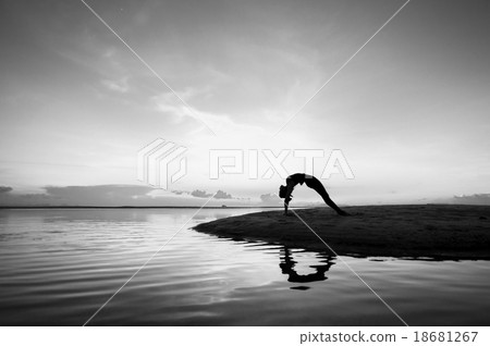 Yoga Yoga 18681267