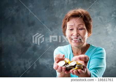 Japanese women of elderly who have plenty of money 18681761