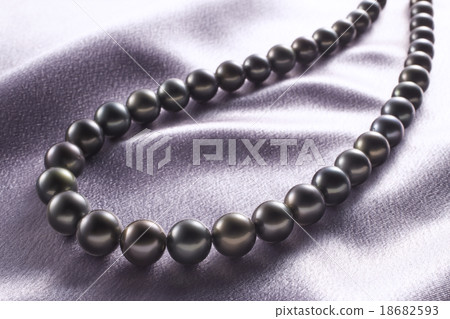 Black Butterfly Pearl Necklace 18682593