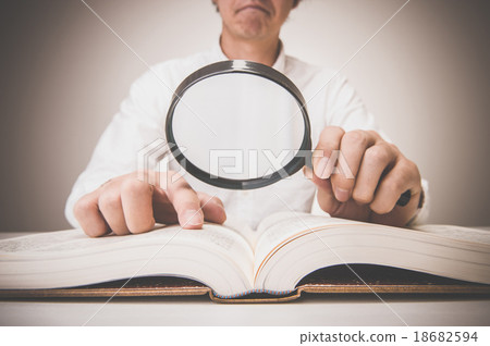 Magnifying glass heavy book 18682594