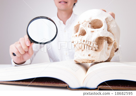 Magnifying glass heavy book Magnifying glass heavy book 18682595