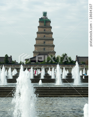 Large goose tower 18684107