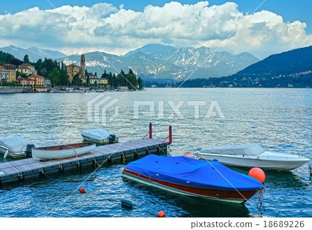 Lake Como (Italy) shore view. 18689226