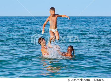 Familys summer holidays on sea. 18689290