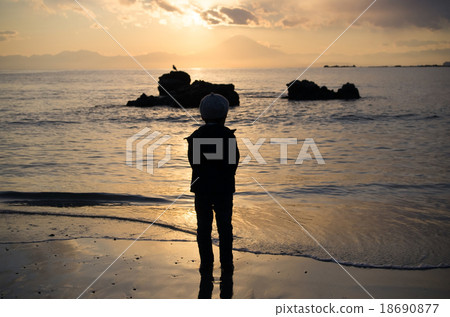 太陽登陸景觀和兒童的剪影 18690877