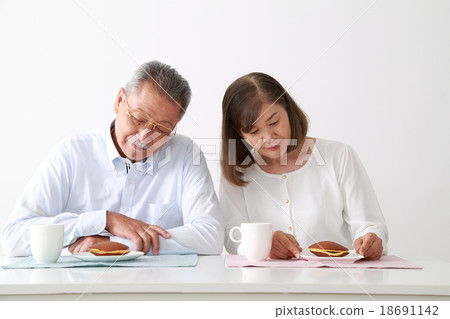 Senior couple looking for dorayaki 18691142