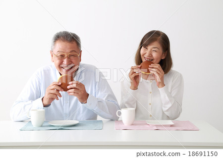 吃友好的親愛的資深夫婦 吃友好的親愛的資深夫婦 18691150
