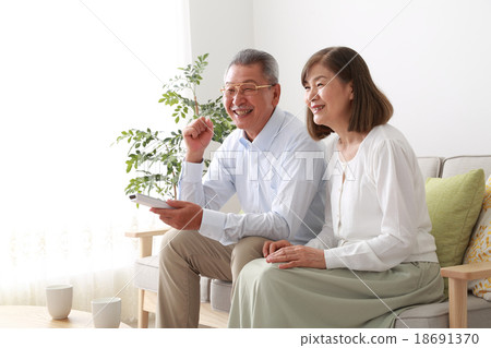 看見好朋友的資深夫婦 看見好朋友的資深夫婦 18691370