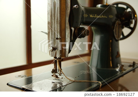 Retro sewing machine 18692127