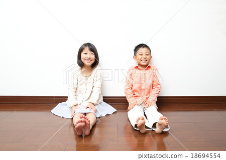 Cute boy and girl 18694554