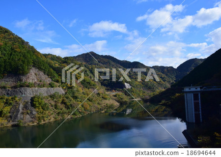 Uso河水壩在秋天 18694644