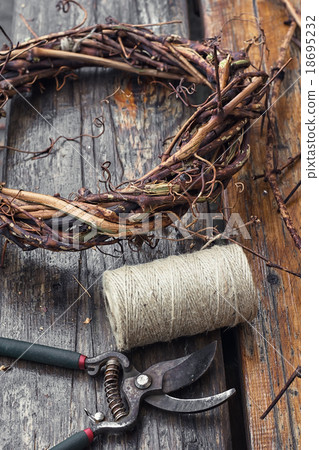 Weaving wreath of vines Weaving wreath of vines 18695232