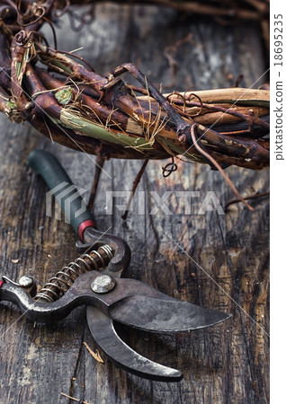 Weaving wreath of vines 18695235