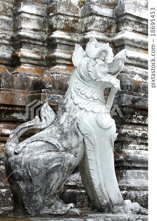 White leo sculpture 18695453