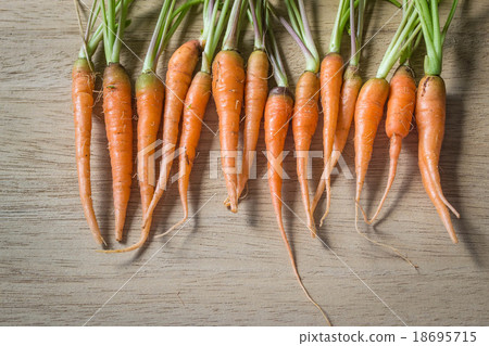 baby carrots 18695715